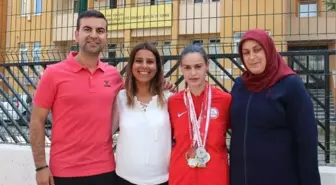 Bakkala Bile Koşarak Giden Semanur'un Atletizm Başarısı