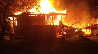 Köyde Çıkan Yangın 8 Evi Küle Çevirdi