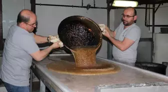 Huzur ve Bereket Ayı Ramazan - İftarla Sahur Arasında 'Çekme Helva' Mesaisi