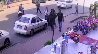 Motosikletin Yayaya Çarpma Anı Güvenlik Kamerasında