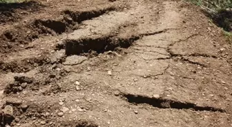 Heyelan Nedeniyle Yarıklar Oluştu, Yol ve Bahçeler Zarar Gördü