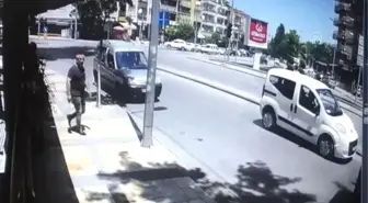 Motosikletin Hafif Ticari Araca Çarpma Anı Güvenlik Kamerasında