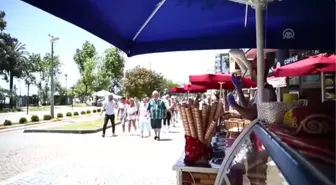 Renkli Şovlarıyla Turistlere Dondurma Satıyorlar