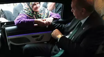 Cumhurbaşkanı Erdoğan ile Yaşlı Teyzenin Gülümseten Sohbeti