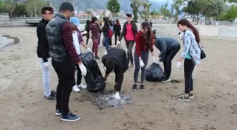 Finikeli Öğrenciler Sahili Temizledi