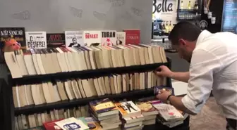 Kahve İkramıyla Topladığı Kitaplardan Kütüphane Oluşturuyor