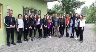 Meslek Lisesi Öğrencileri, Hasta ve Yardıma Muhtaç Yaşlıların Evini Boyayıp, Temizliyor