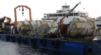 Sahilde Gemi Söküm Çalışmalarını İzleyen İşadamının Üzerine Beton Blok Düştü