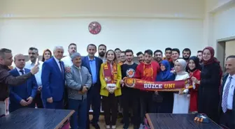 Galatasaraylı Öğrencilerden Köy Okuluna Kütüphane