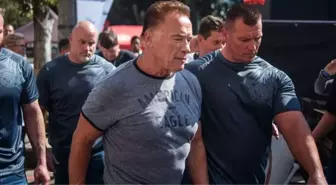 Schwarzenegger'e Uçan Tekmeli Saldırı Düzenlendi! O Anlar Kamerada