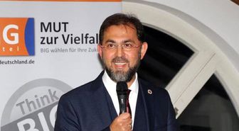 Almanya'da Türk Parti Liderine Kabe Resimli Irkçı Tehdit Mektubu