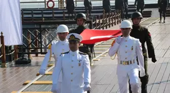 Atatürk'ü Temsil Eden Bayrak Karaya Çıkartıldı