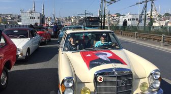 Galata Köprüsü'nde 100 Klasik Otomobil ile 100'üncü Yıl Konvoyu