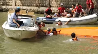 Kanosu Devrilen Üniversiteliler Porsuk Çayı'na Düştü