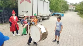 Kendi Yazdıkları Manileri Davul Eşliğinde Söylüyorlar