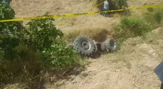 Devrilen Traktörün Altında Kalan Sürücü Öldü