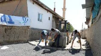 Köylere Kilitli Parke Taş Döşeniyor