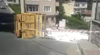 Sarıyer'de Un Yüklü Kamyon Devrildi - İstanbul