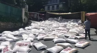 Sarıyer'de Un Yüklü Kamyon Devrildi, Unlar Yola Saçıldı