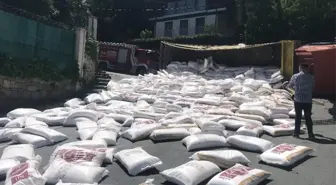 Un Yüklü Kamyon Devrildi, Unlar Yola Saçıldı