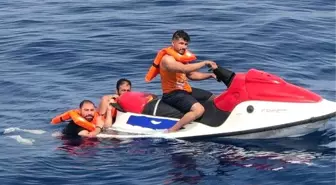 Arızalanan Jet Ski'deki Kaçak Göçmenleri, Sahil Güvenlik Ekibi Kurtardı