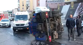 Beyoğlu'nda Temizlik Kamyonu Devrildi: 2 Yaralı