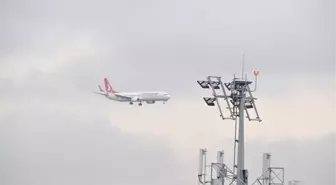 İstanbul Havalimanın'da Kaza: THY Uçağı Elektirik Direğine Çarptı