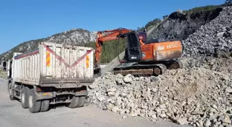 Alanya'da Kar ve Heyelandan Kapanan Yayla Yolla Açılıyor