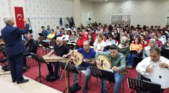 Belediye korosundan yabancı öğrencilere konser