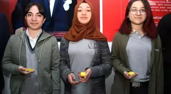 Bilgi yarışması birincisi öğrenciler ödüllendirildi