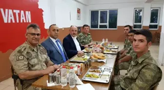 Vali Coşkun Mehmetçikle iftarda buluştu