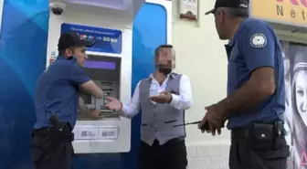 Sinirli Vatandaş, Kira Parasını Yutan ATM'yi Yumrukladı