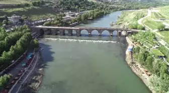 Çamurdan arınan Dicle Nehri, geçtiği yerleri güzelleştiriyor