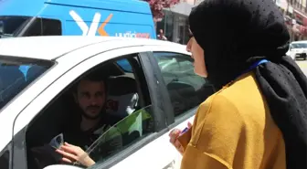 Halkla İlişkiler bölümü öğrencileri, sürücülerin ve yayaların trafik konusunda bilinçlerini test...