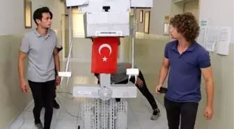 Liselilerin robotu 'Paşa' yürüyüp konuşabiliyor