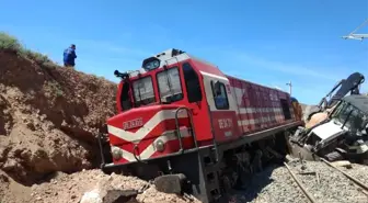 Yük treni iş makinesine çarptı