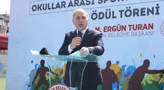 Fatih'ta başarılı sporculara kupa ve madalyaları verildi