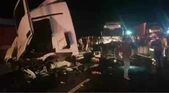 Önündeki TIR'a çarpan TIR'ın kabini koptu: 1 yaralı