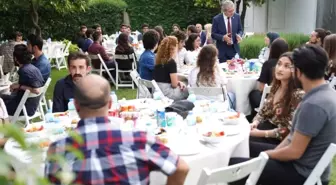 Rektör Budak evindeki iftarda öğrencileri ağırladı