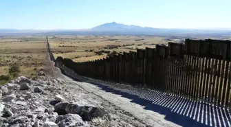 Trump Destekçileri, ABD ve Meksika Arasına Sınır Duvarı İnşa Ediyor