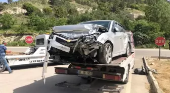 Burdur' da trafik kazası: 3'ü öğretmen 4 kişi yaralandı