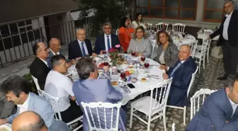 Güleç ailesi köy meydanında protokole ve halka iftar verdi