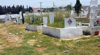 Türk mezarlığına saldırı: Mezar taşlarını kırıp, boyalarla zarar verdiler