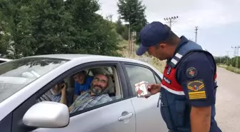 Jandarma trafik denetiminde kandil simidi dağıttı