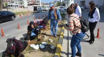 Üniversiteli öğrenciler hastane bahçesini çiçeklendirdi