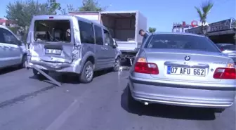 Antalya'da yaya geçidinde 8 araçlı zincirleme kaza