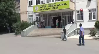 Çocuklar sınava girdi, veliler dua okudu