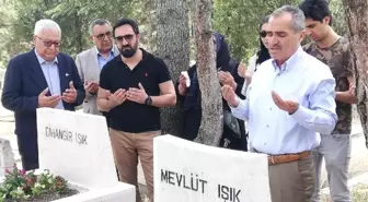 Gazeteci Mevlüt Işık, kabri başında anıldı