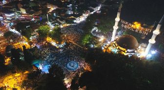 Kadir gecesinde vatandaşlar teravih namazı için Eyüpsultan'a akın etti