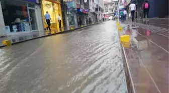 Kırıkkale'de yağmur caddeleri suyla doldurdu